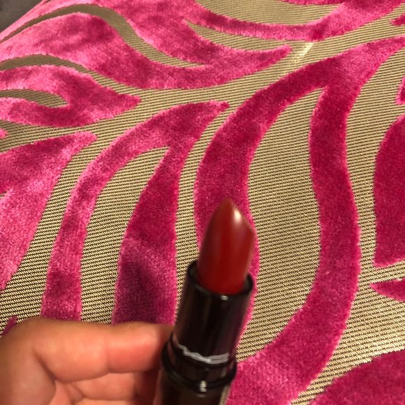 MAC - LOVE ME LIPSTICK + Cosmetic Bag - Picture 10 of 12